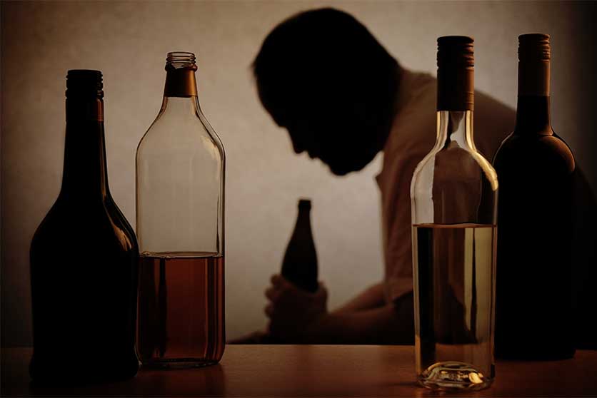 Man Binge Drinking-Warning Signs & Symptoms Of Alcohol Use Disorder